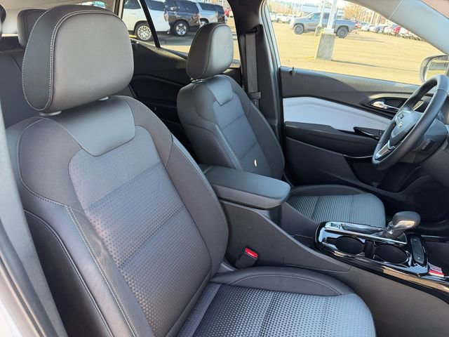 Used 2025 Chevrolet Trax LT w/ LT Convenience Package image 32