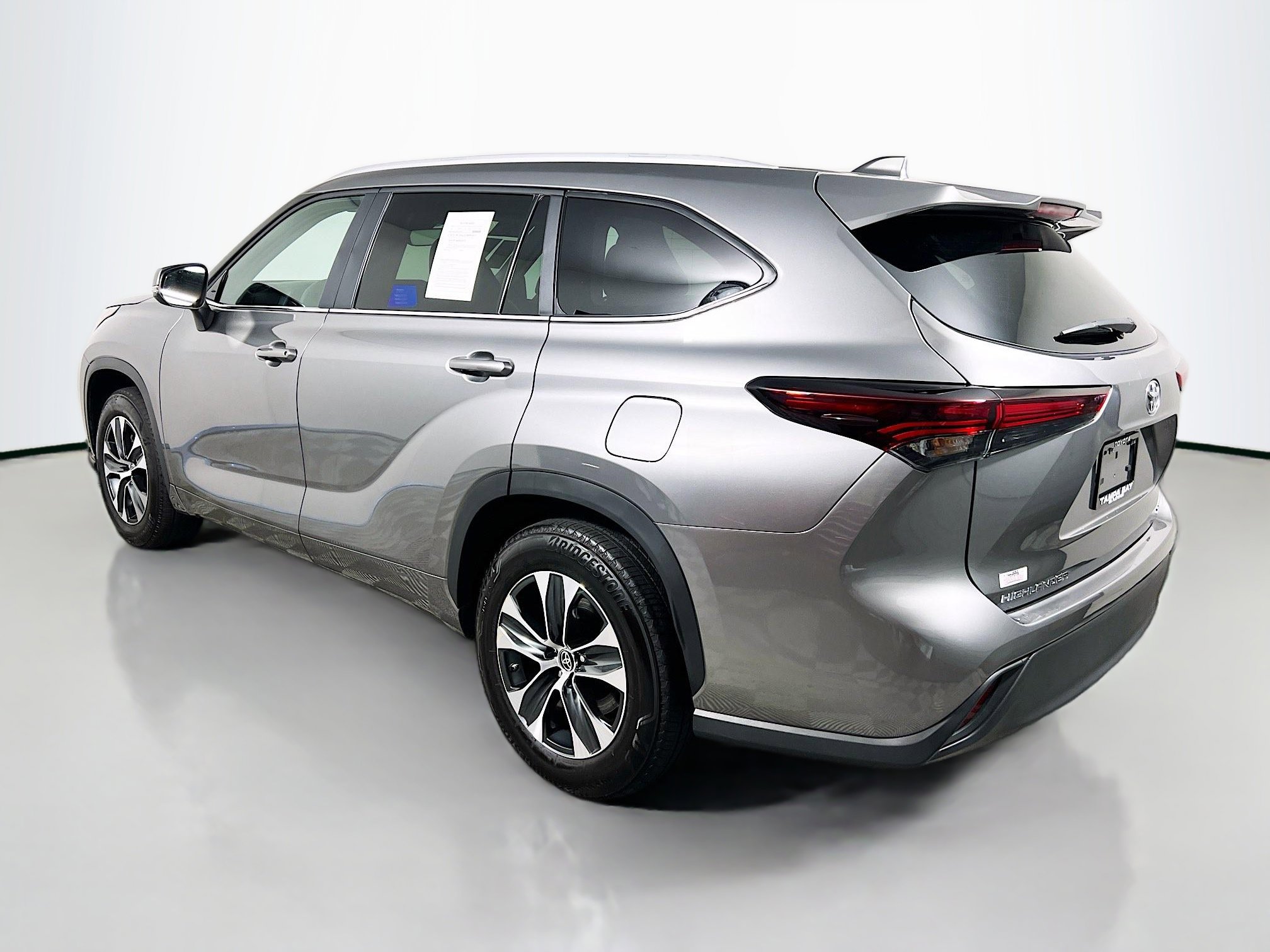 Used 2025 Toyota Highlander XLE image 8