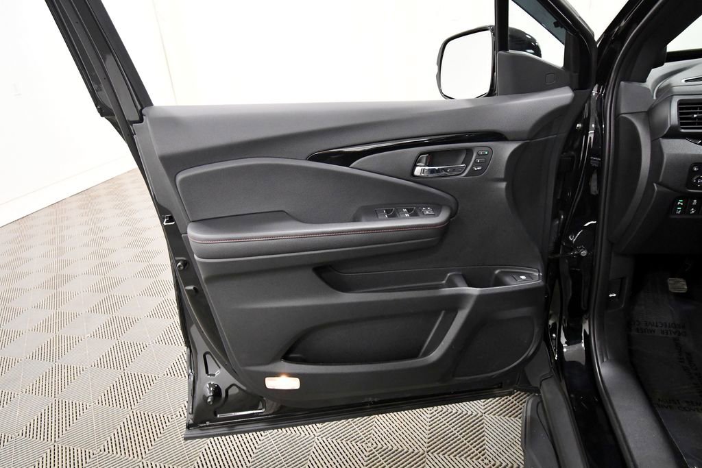 Certified 2025 Honda Ridgeline Black Edition image 13