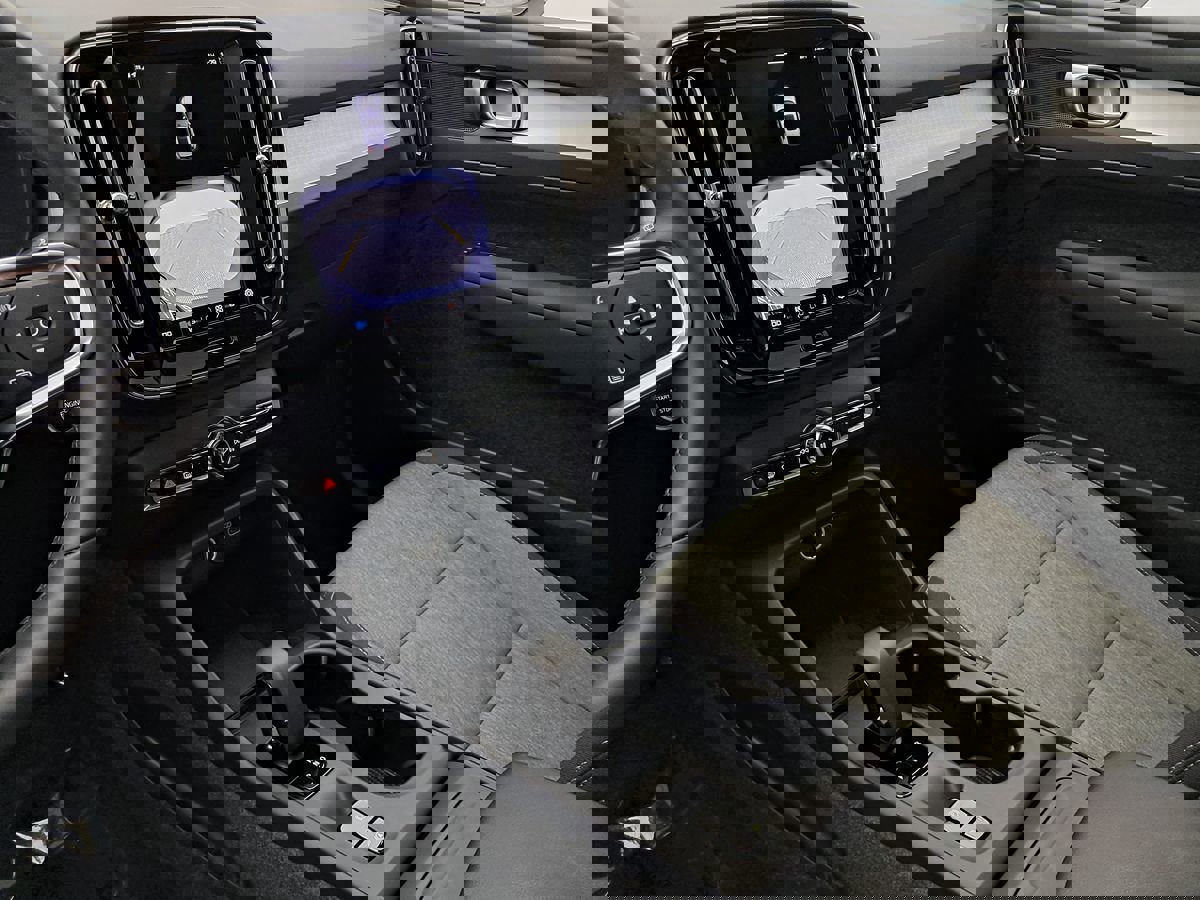 Used 2024 Volvo XC40 B5 Core image 16