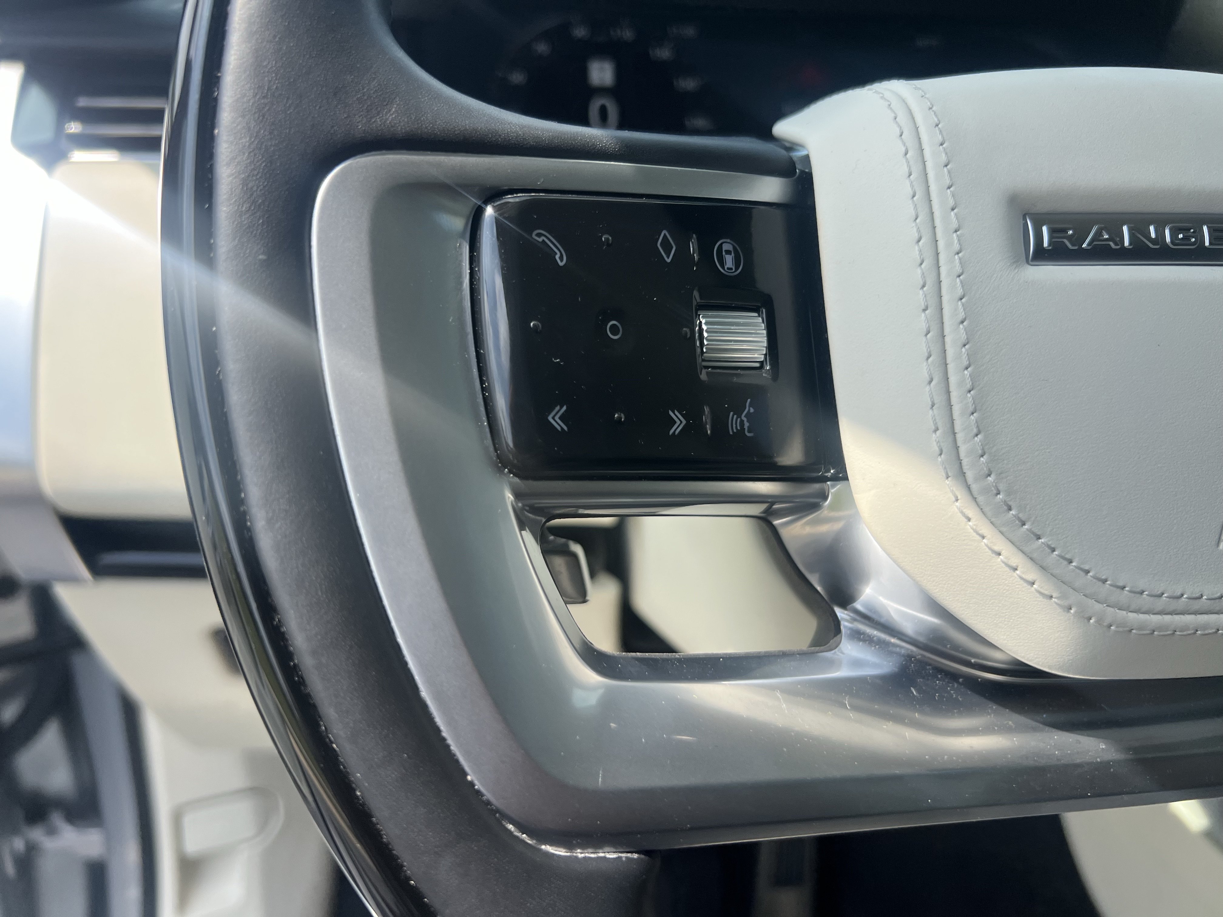 Certified 2025 Land Rover Range Rover SE AWD/4WD image 23