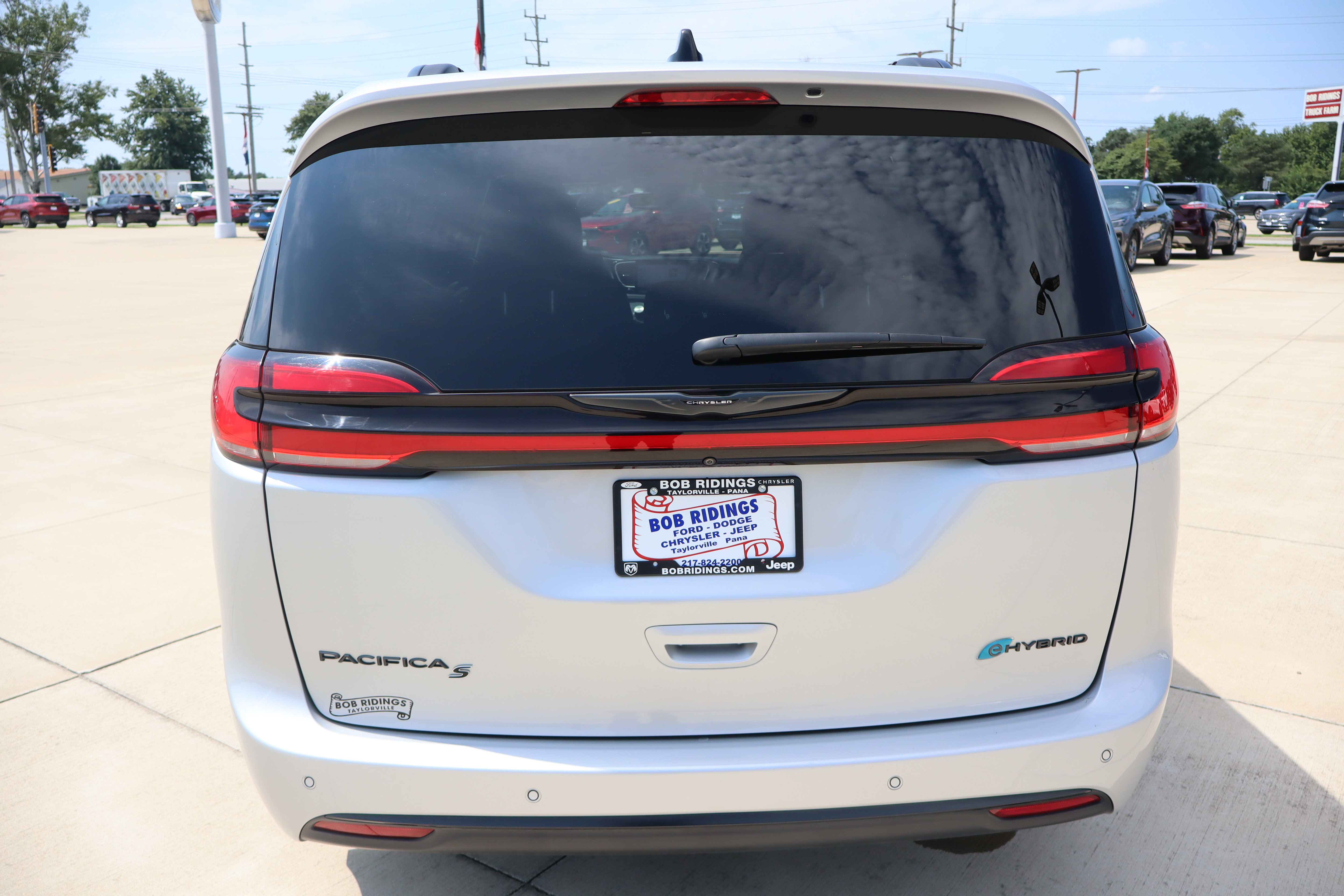 Used 2024 Chrysler Pacifica Premium FWD image 6
