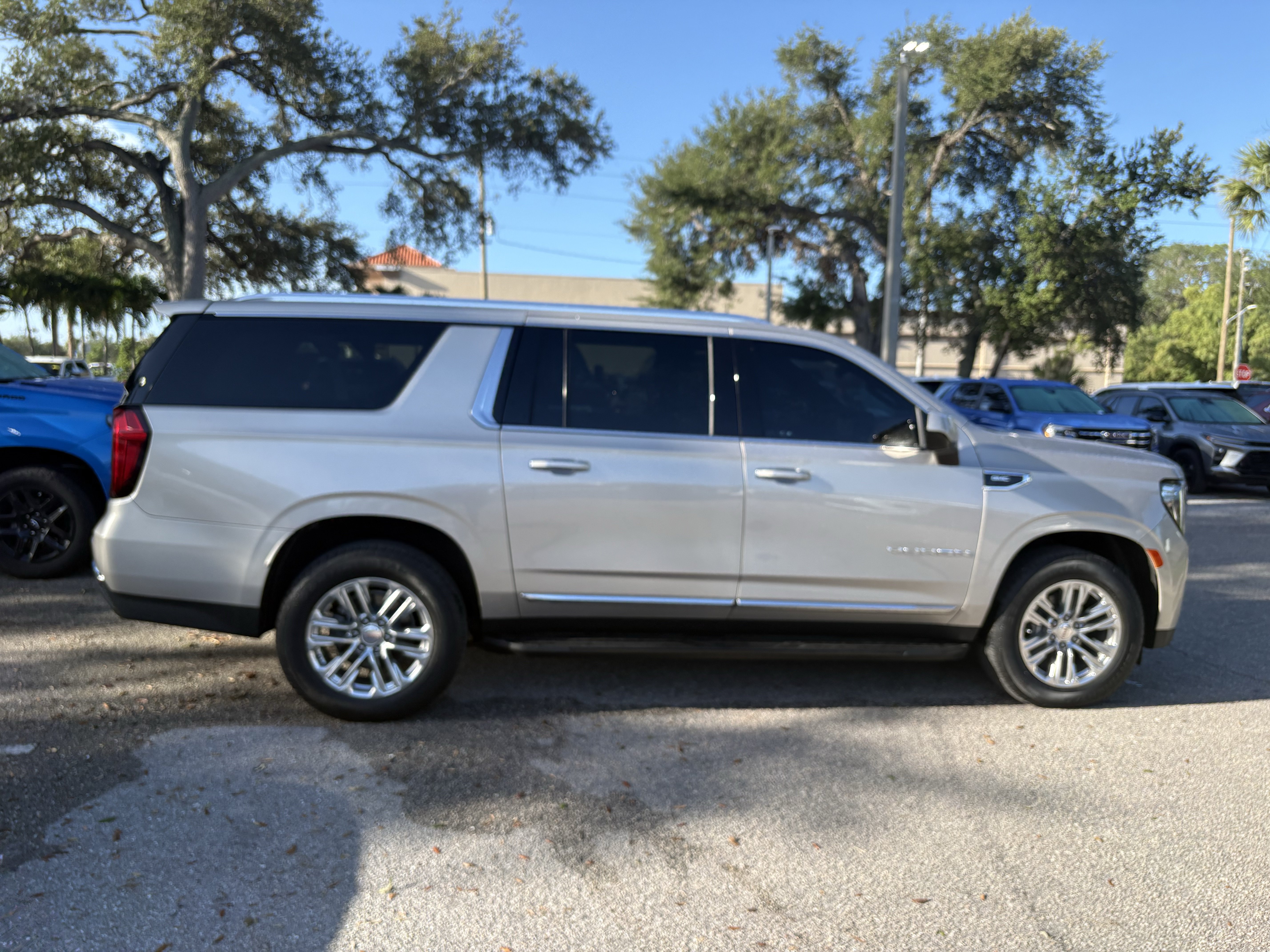 Used 2023 GMC Yukon XL SLT AWD/4WD image 8