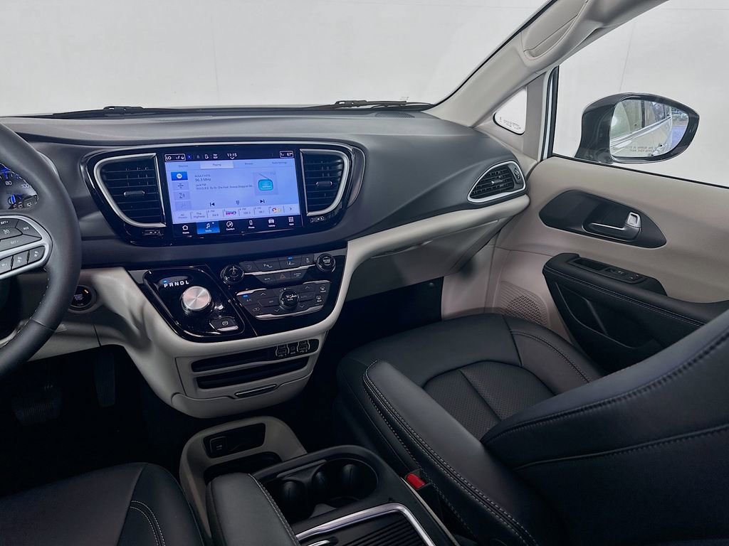 Used 2024 Chrysler Pacifica Touring-L image 22