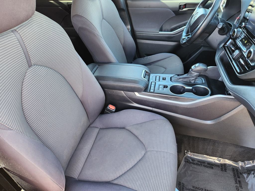 Used 2021 Toyota Highlander LE AWD/4WD image 5