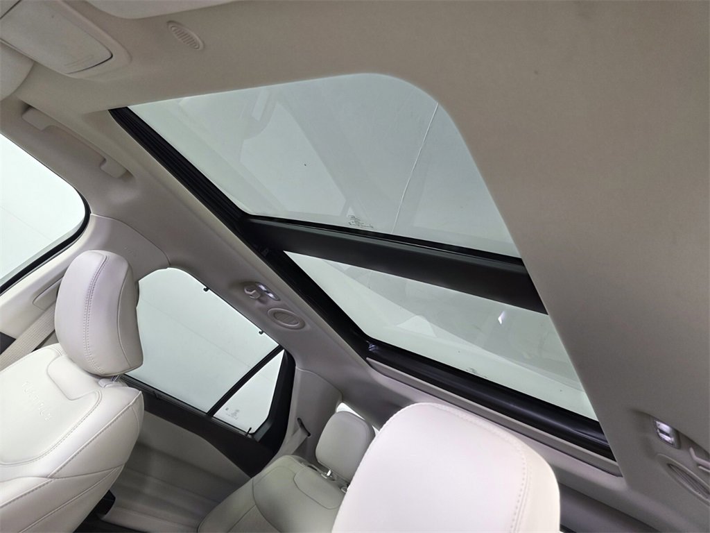 Used 2023 Ford Explorer Platinum w/ Technology Package image 12