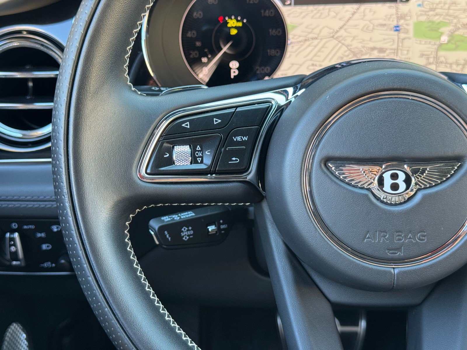 Used 2022 Bentley Bentayga AWD/4WD image 23