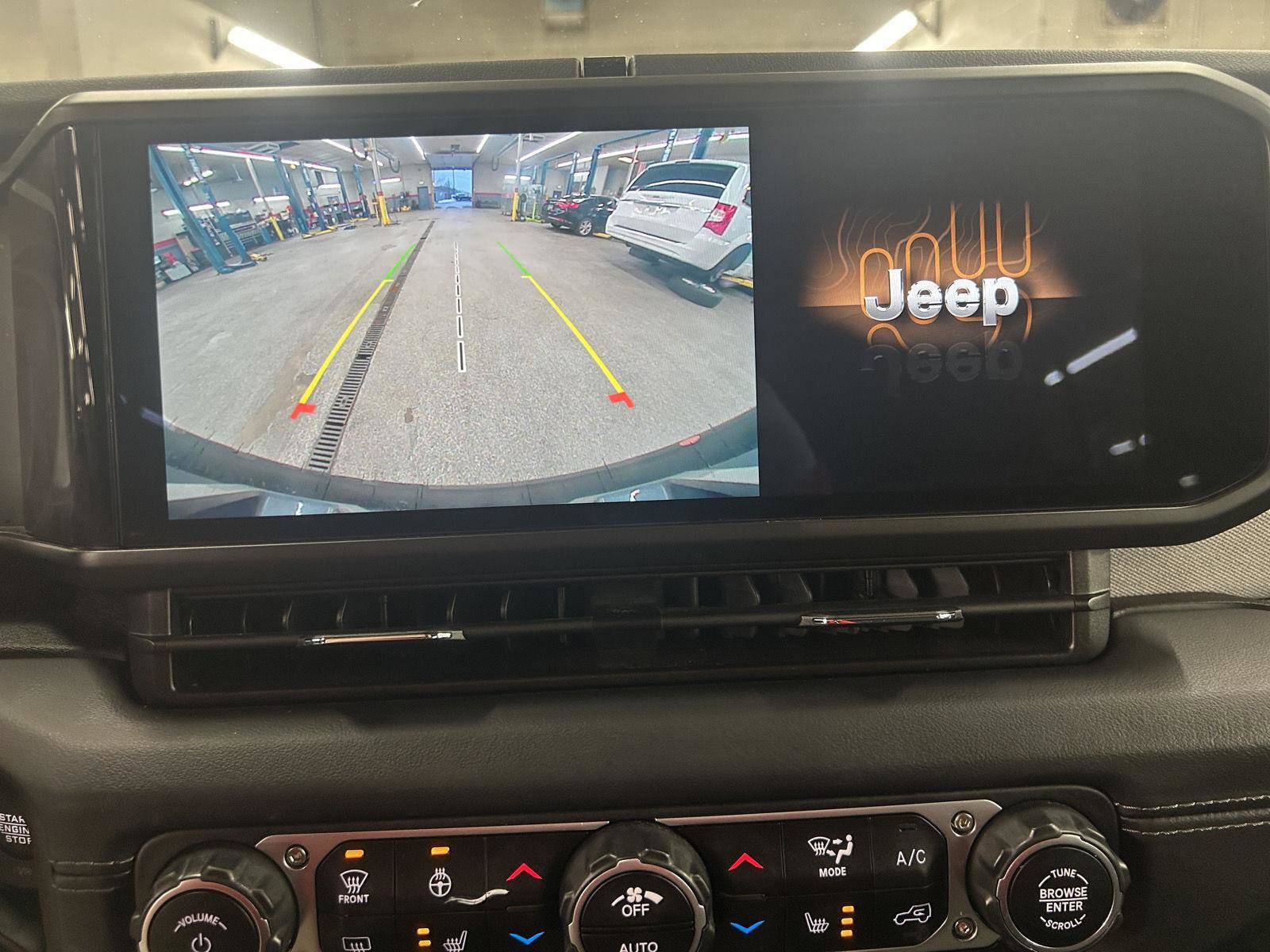 Used 2025 Jeep Wrangler Sahara image 17