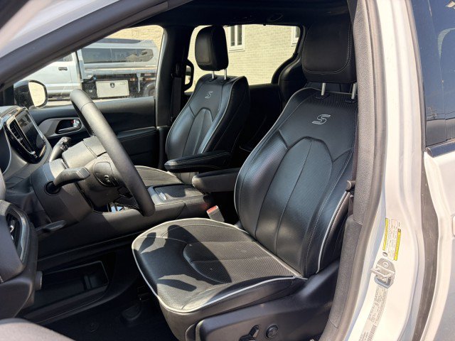 Used 2025 Chrysler Pacifica Limited FWD image 16