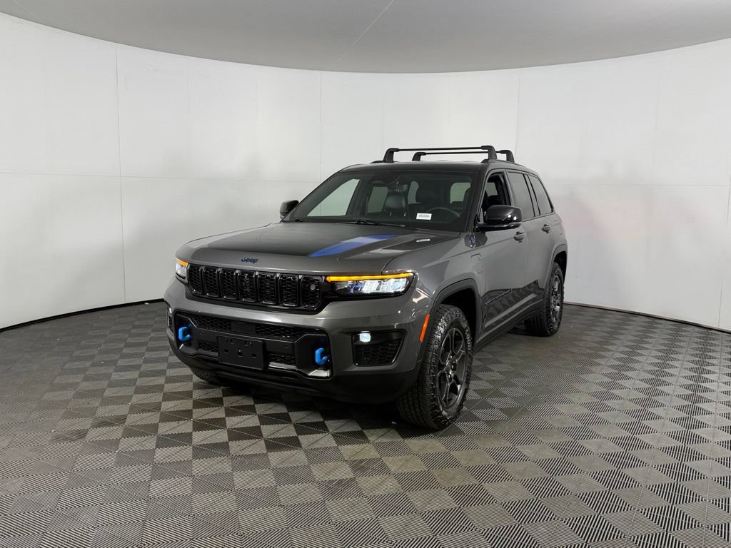 Used 2024 Jeep Grand Cherokee Trailhawk w/ Advanced Protech Group II AWD/4WD image 4