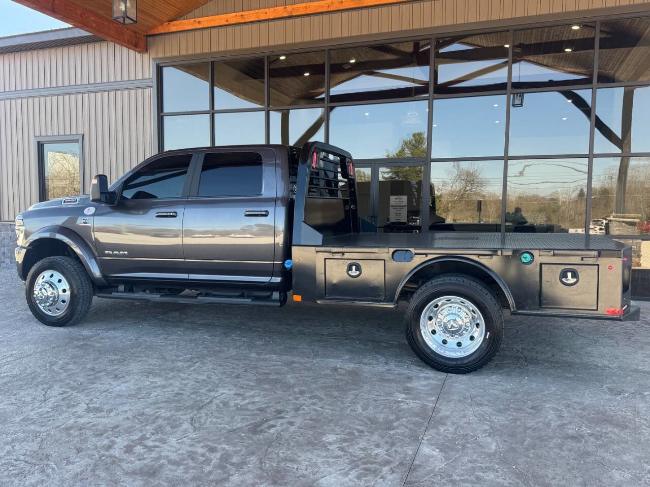 Used 2026 RAM 5500 4X4 4dr Crew Cab 173.4 in. WB w/ Laramie Trim Package image 4