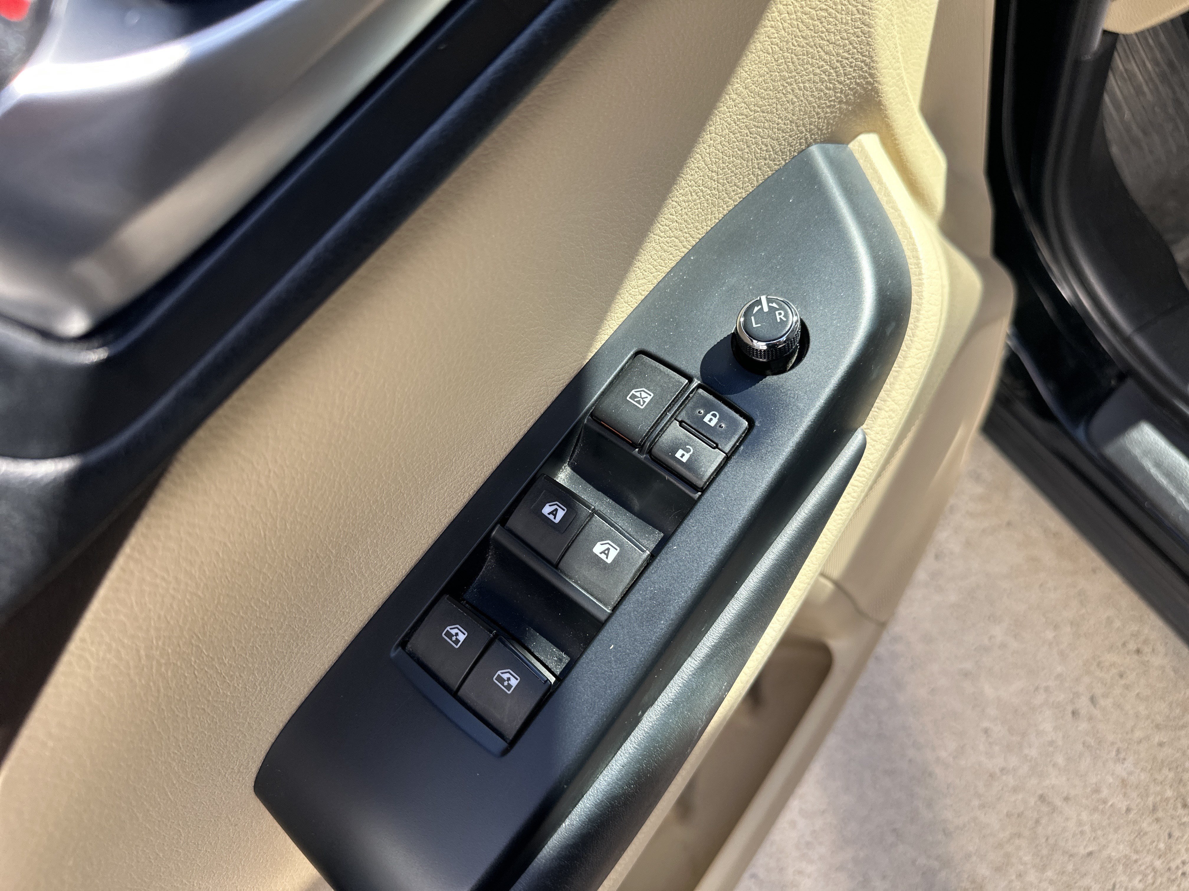 Used 2019 Toyota Highlander XLE AWD/4WD image 14