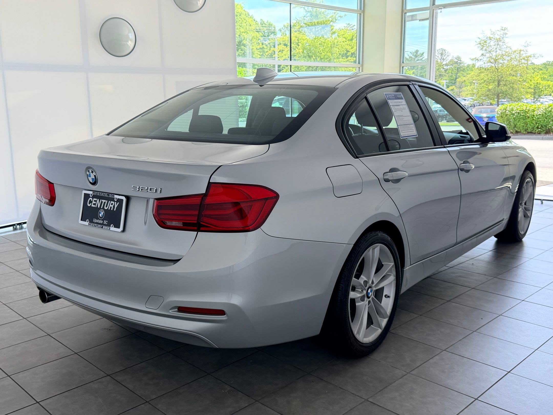 Used 2016 BMW 320i Sedan RWD image 9