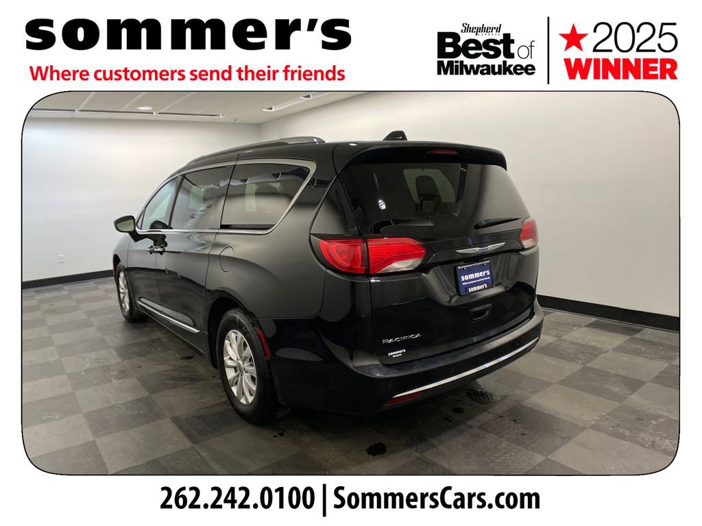 Used 2018 Chrysler Pacifica Touring-L image 3