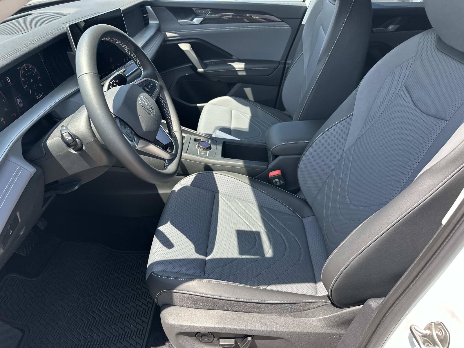 Used 2025 Volkswagen Tiguan SE AWD/4WD image 18