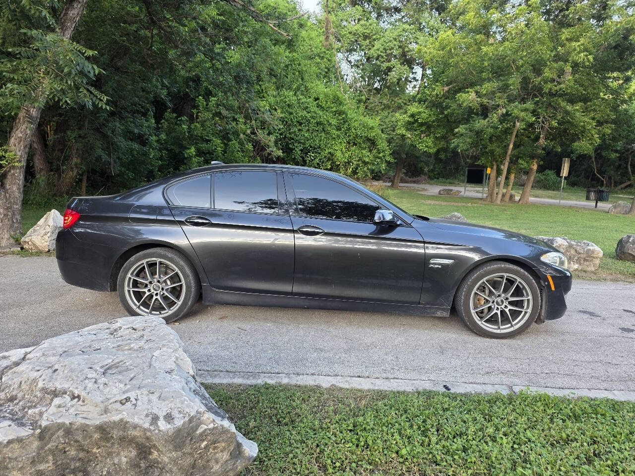 Used 2011 BMW 550i xDrive Sedan AWD/4WD image 2