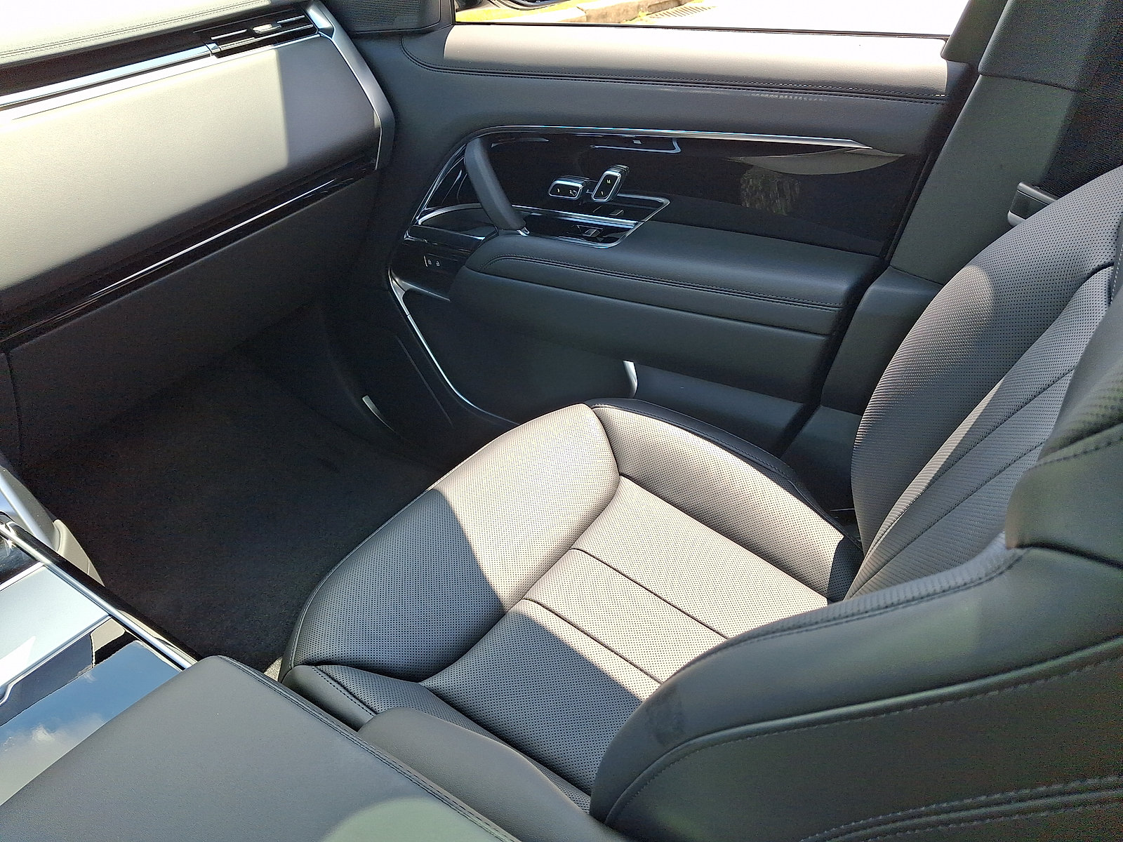 New 2026 Land Rover Range Rover SE AWD/4WD image 14