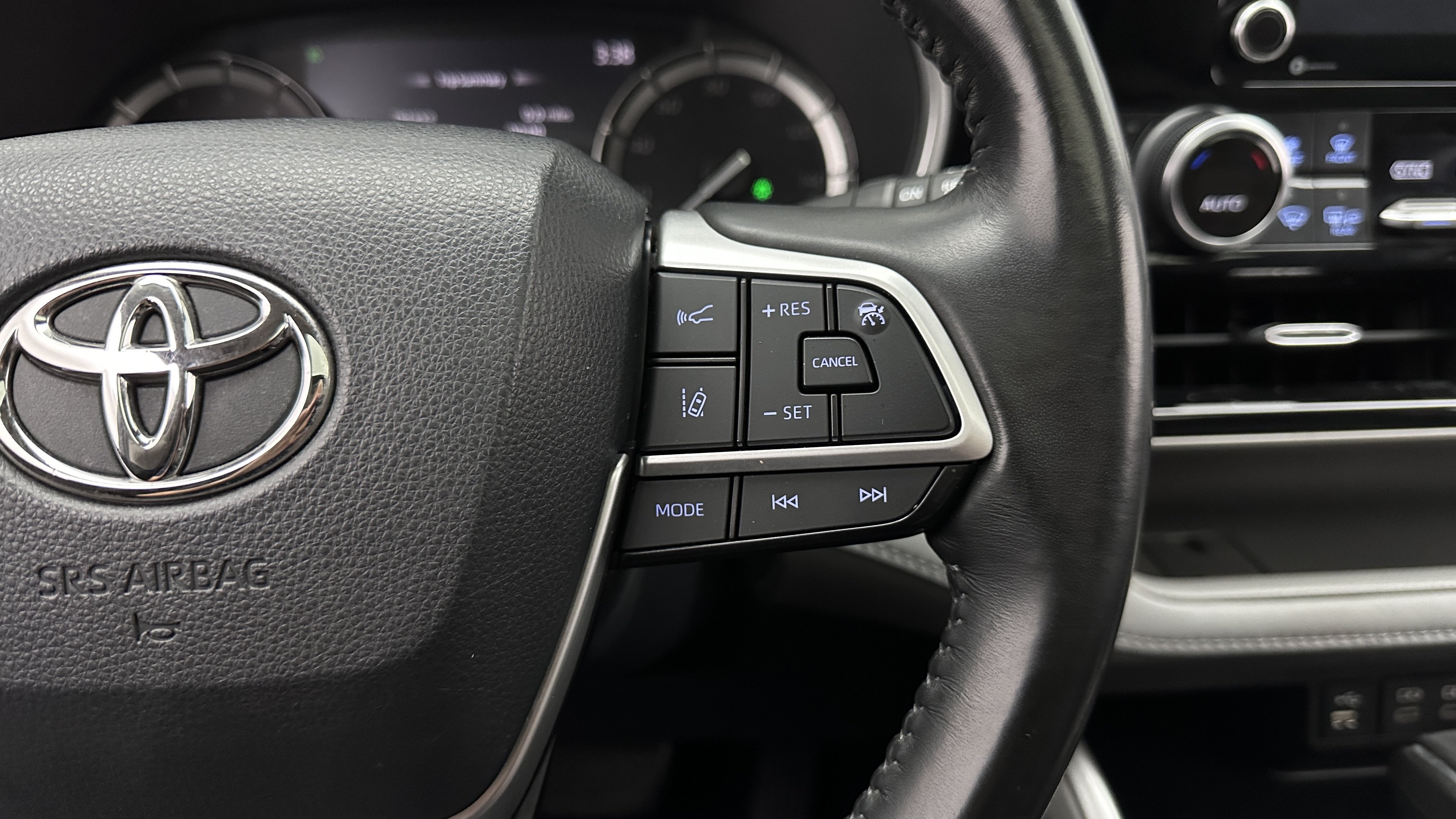 Used 2022 Toyota Highlander XLE AWD/4WD image 23