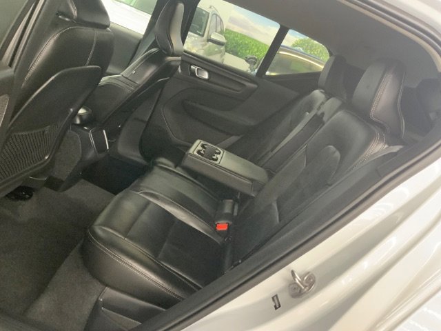 Used 2022 Volvo XC40 T4 Momentum image 12