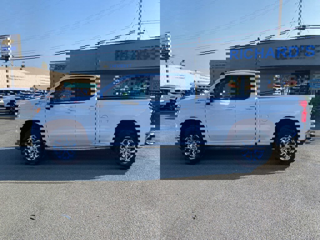 Used 2025 Chevrolet Silverado 1500 LT image 3