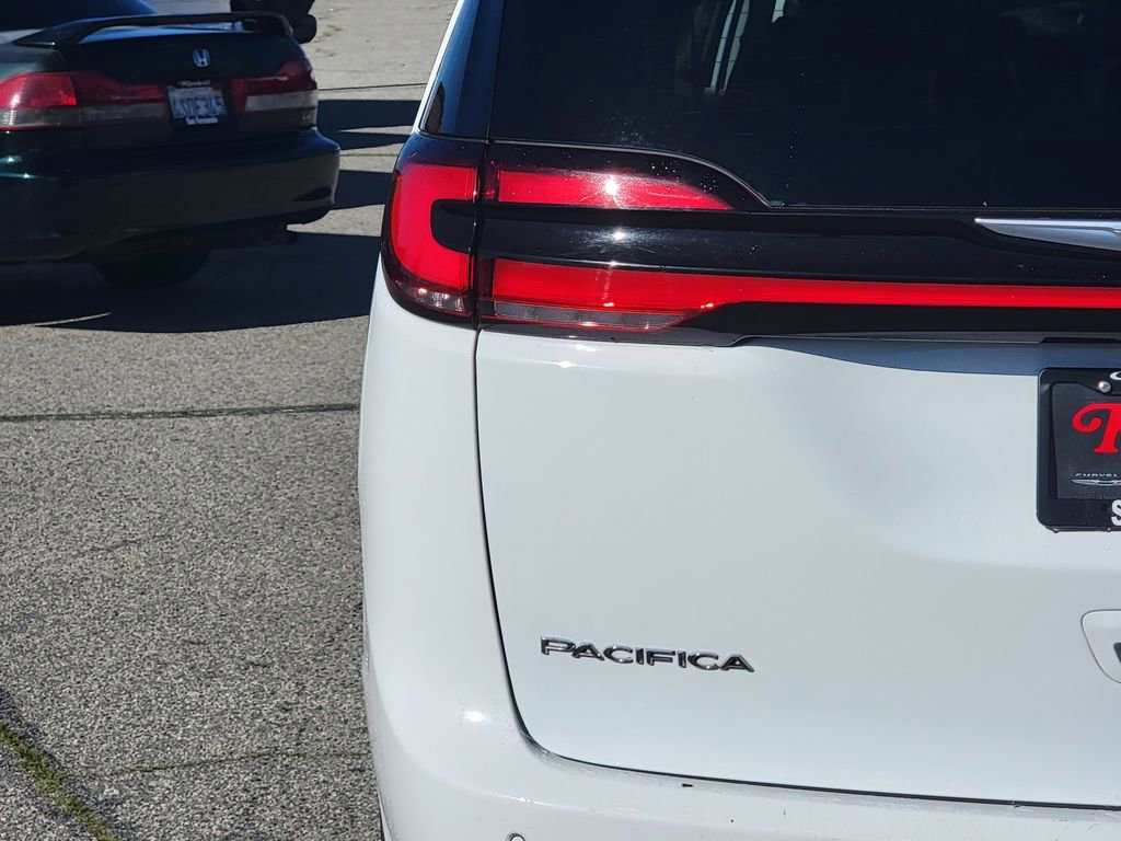 Certified 2023 Chrysler Pacifica Touring-L image 8
