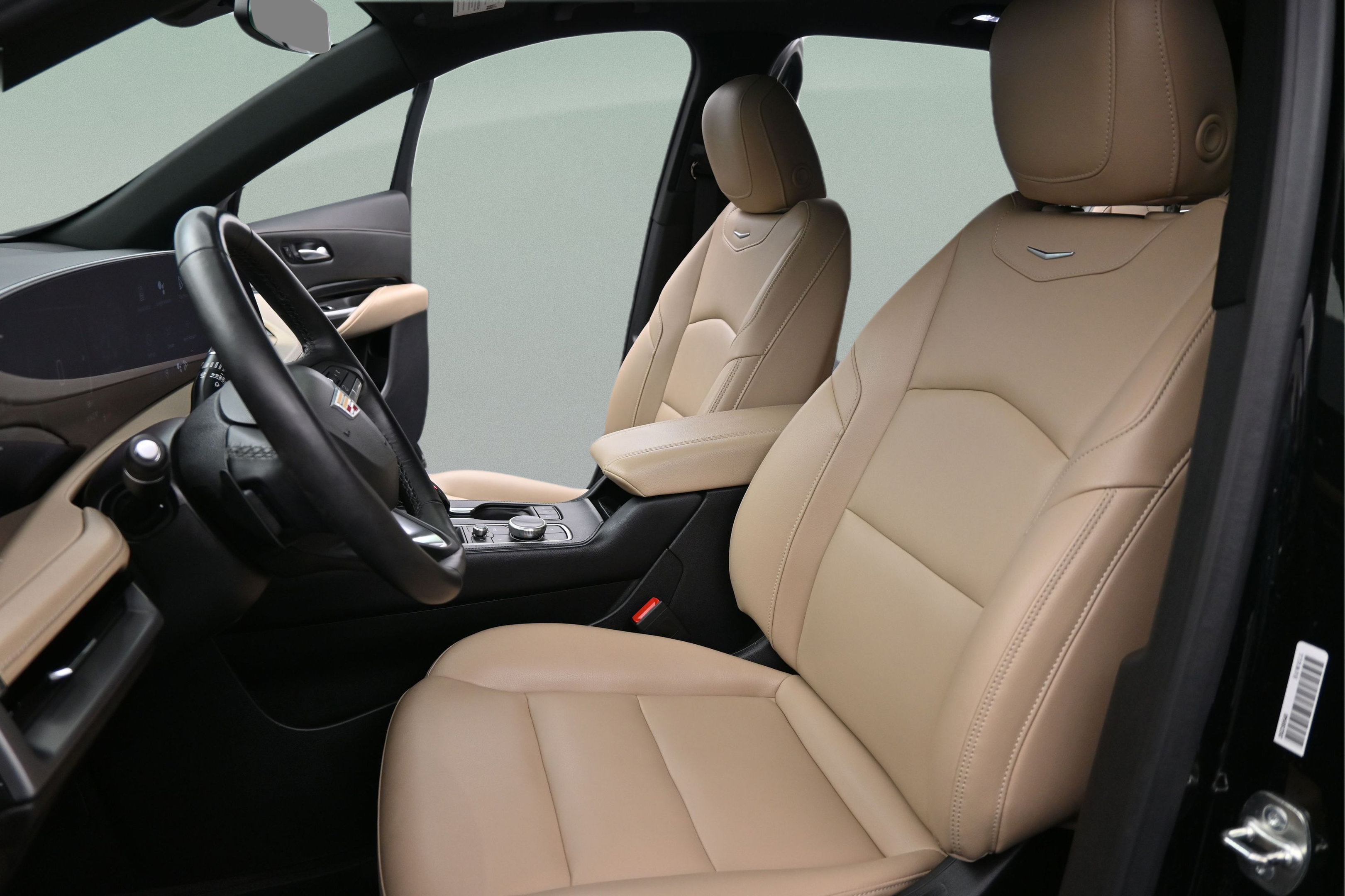 Used 2024 Cadillac XT4 Luxury w/ Cold Weather Package FWD image 23