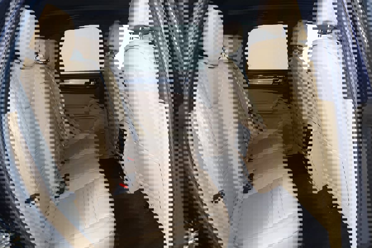 Used 2022 Porsche Cayenne Platinum Edition w/ Premium Package Plus image 27