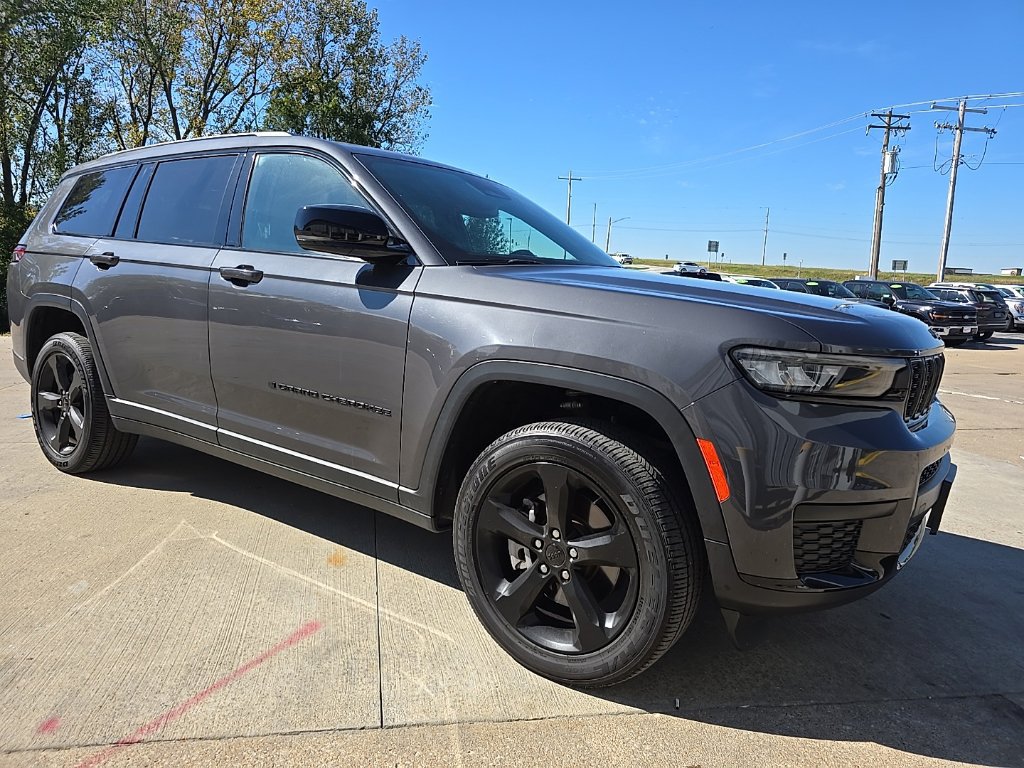 Used 2023 Jeep Grand Cherokee L Altitude AWD/4WD image 10
