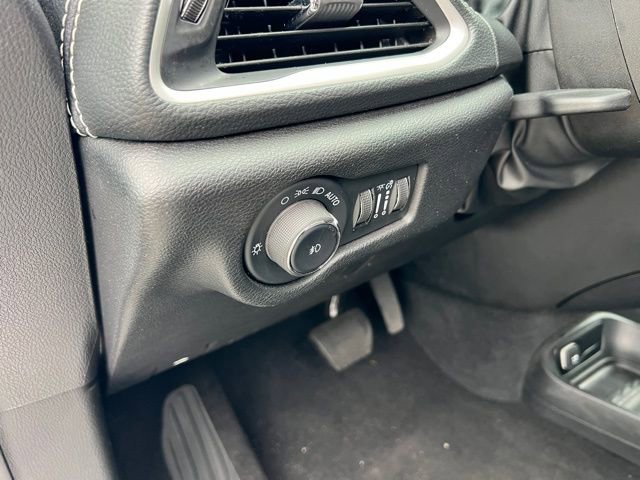 Used 2024 Chrysler Pacifica Select image 17