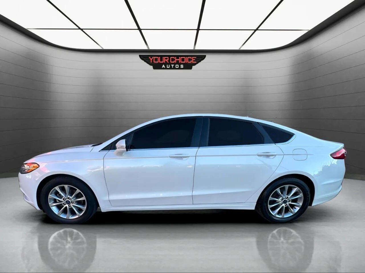Used 2017 Ford Fusion SE w/ Fusion SE Technology Package image 2