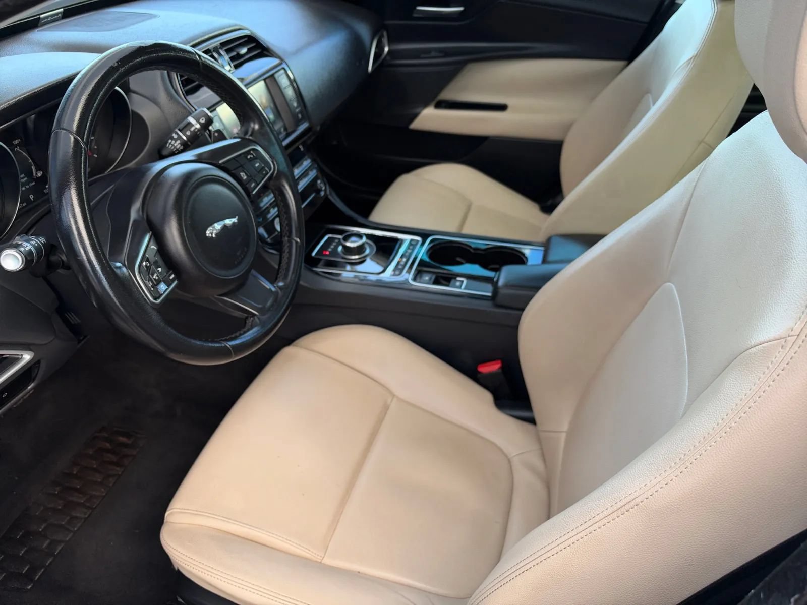 Used 2017 Jaguar XE RWD image 12