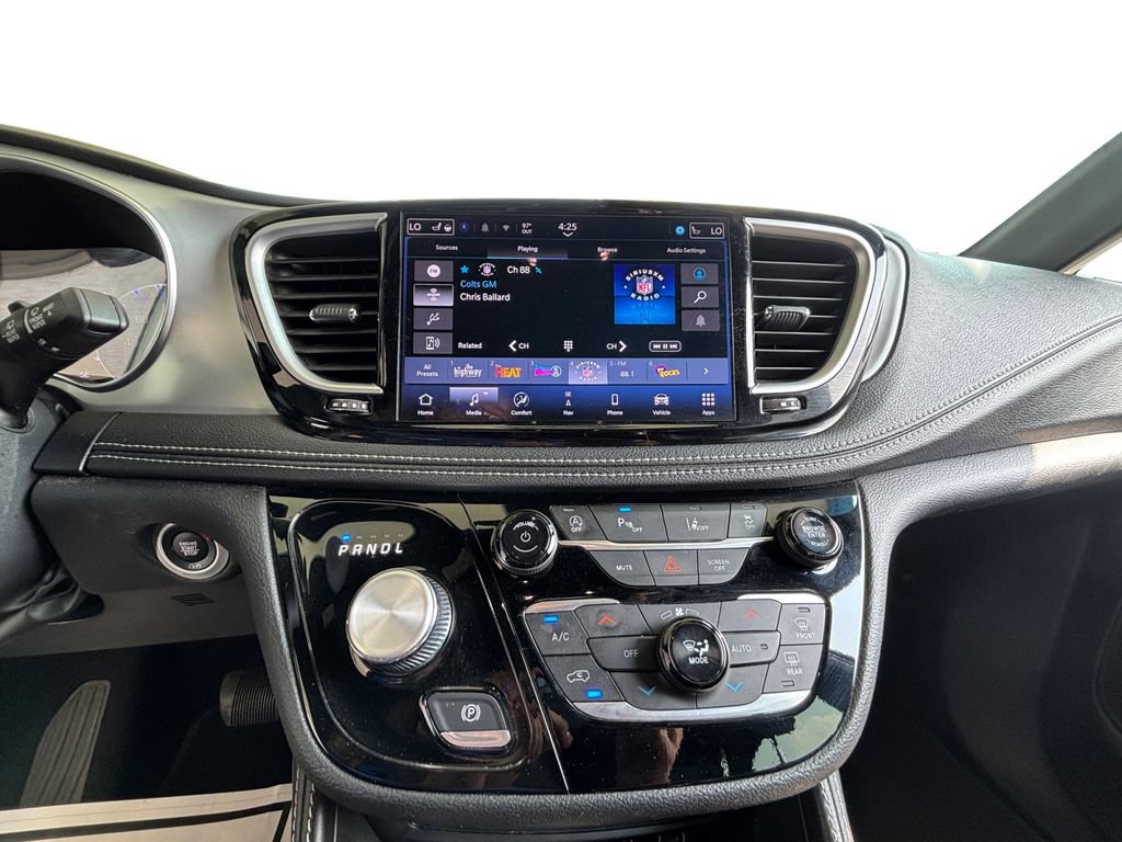 Used 2025 Chrysler Pacifica Limited FWD image 12