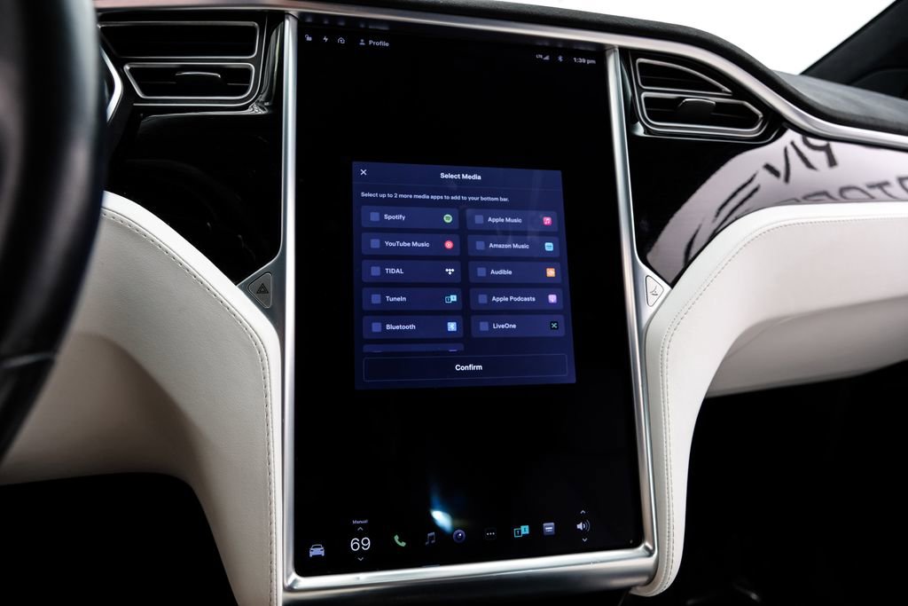 Used 2017 Tesla Model X 75D AWD/4WD image 32