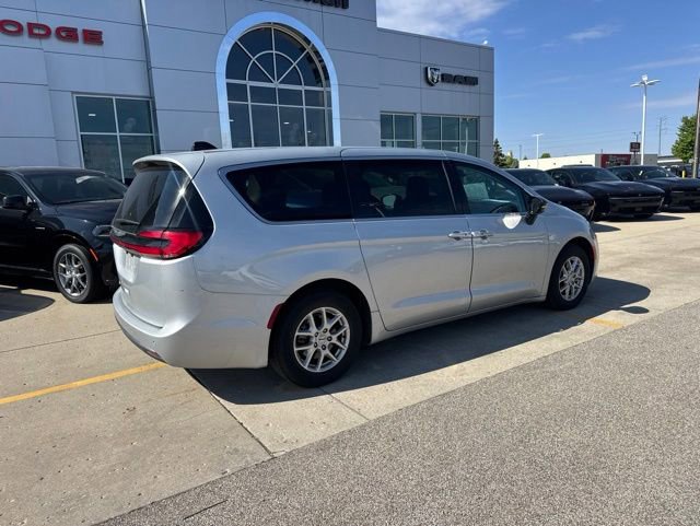 Used 2024 Chrysler Pacifica Touring-L FWD image 4