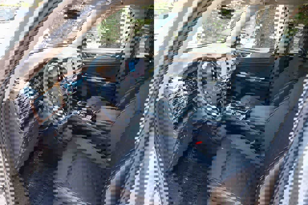 Used 2024 Volkswagen Atlas SE FWD image 16