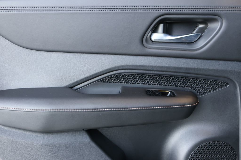 Used 2023 Nissan Ariya AWD image 22