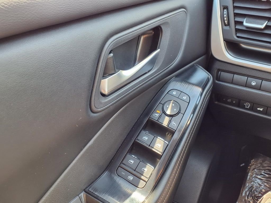 Used 2025 Nissan Rogue SV FWD image 18