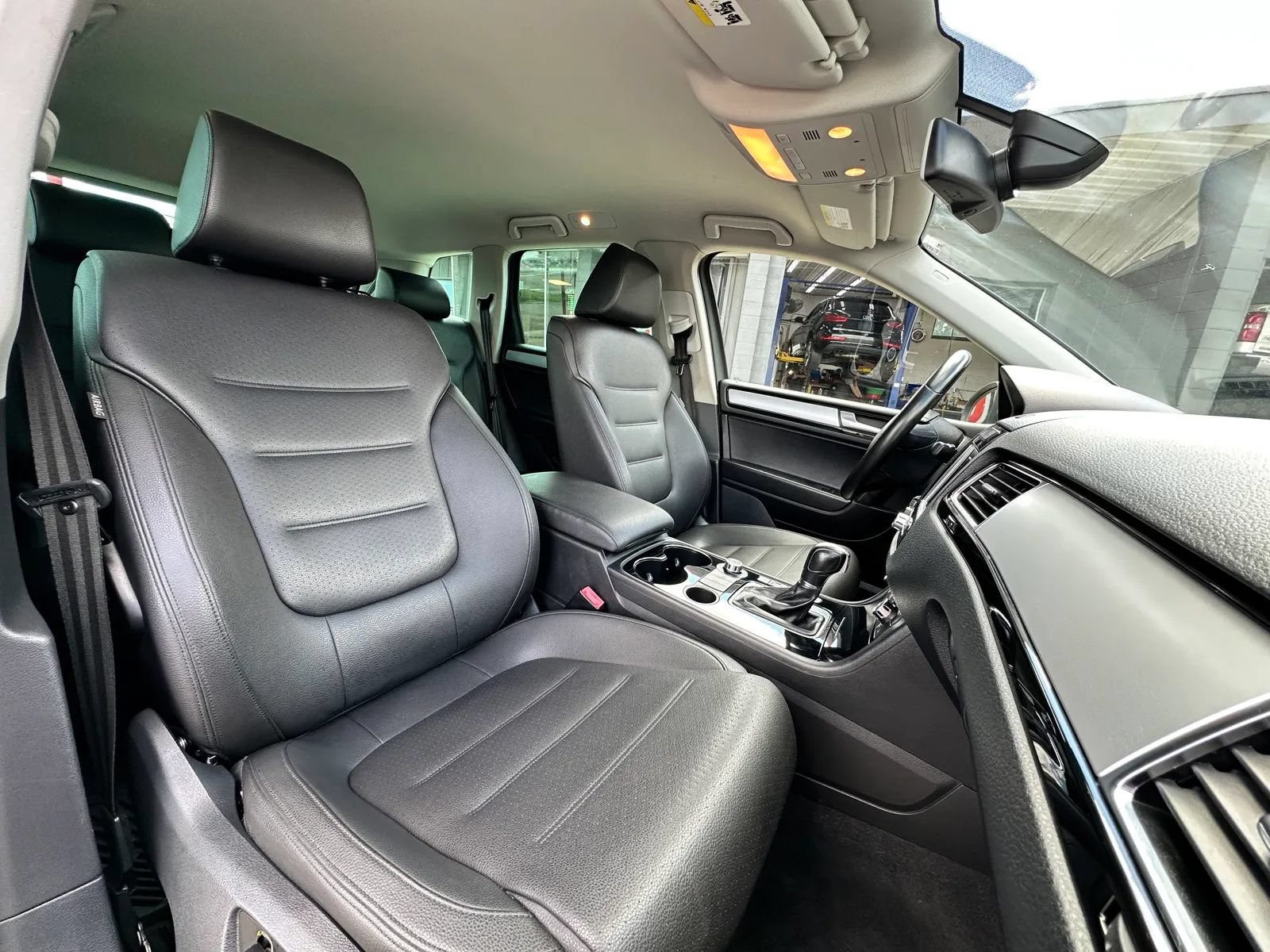 Used 2014 Volkswagen Touareg Sport AWD/4WD image 22