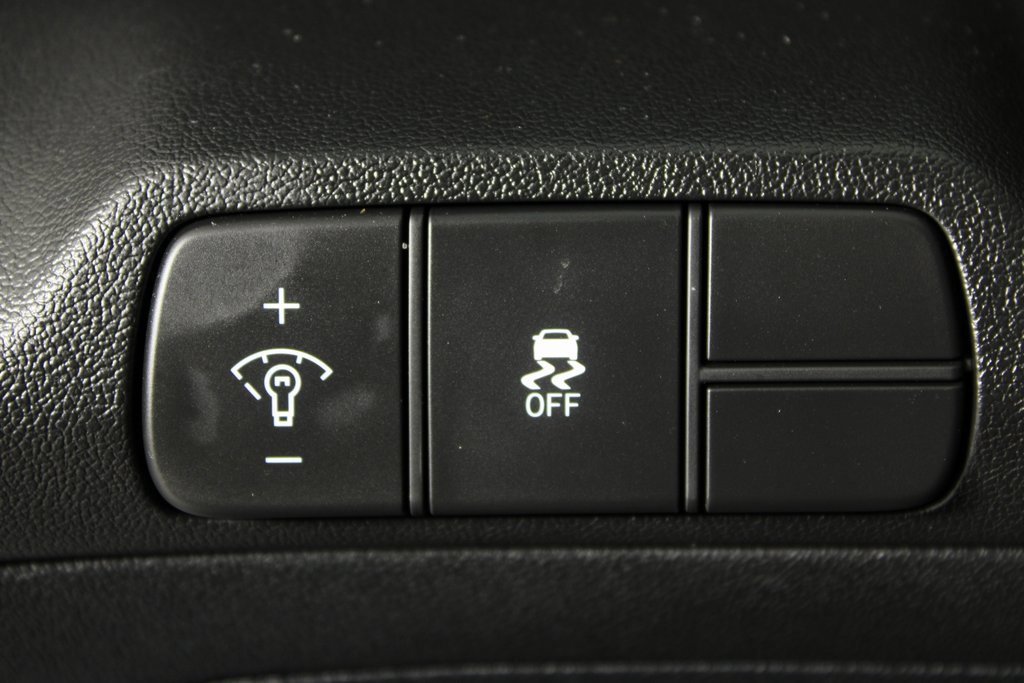 Certified 2025 Hyundai Elantra Sport image 19
