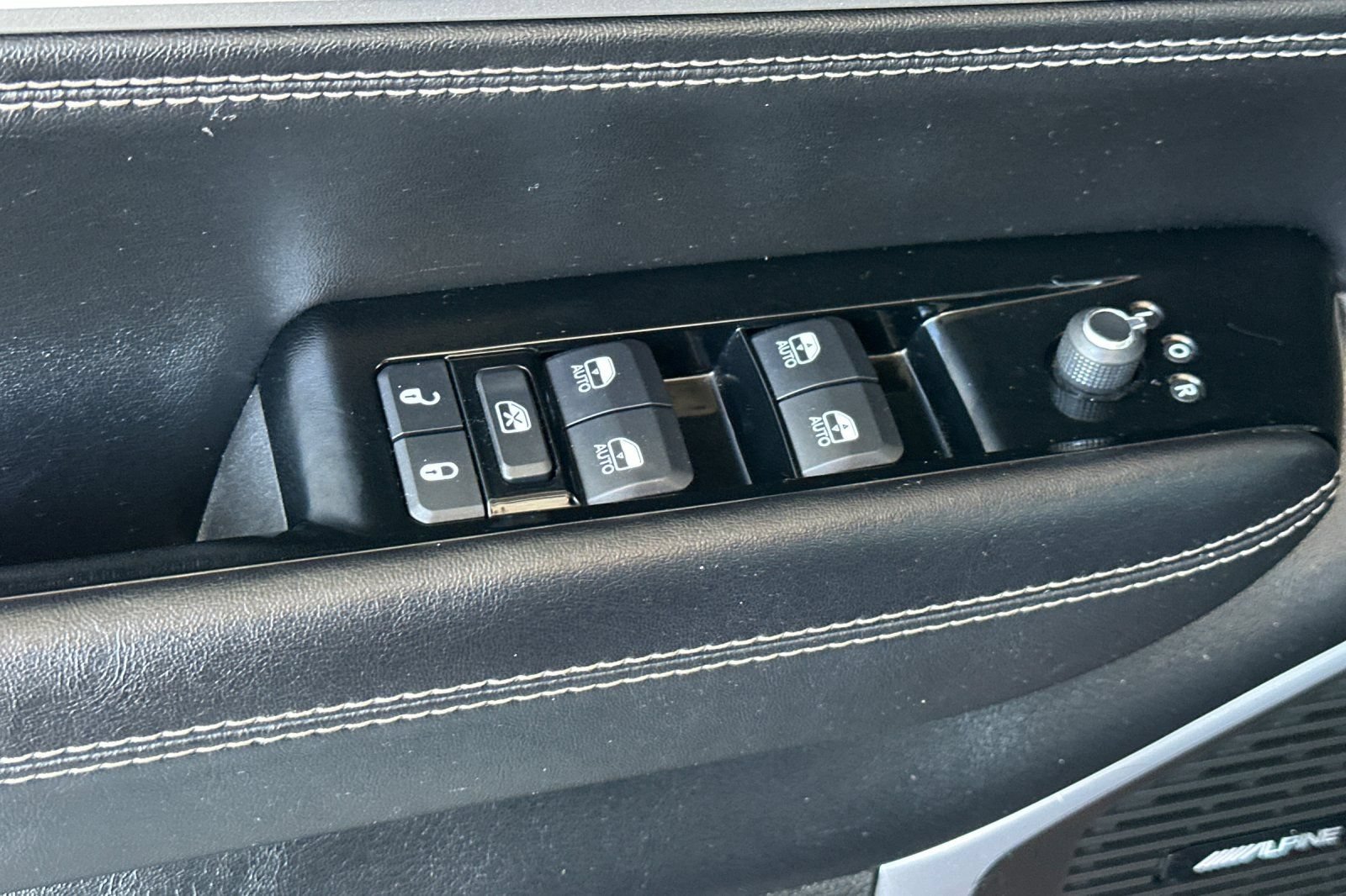 Used 2024 Jeep Wagoneer L Series II RWD image 12