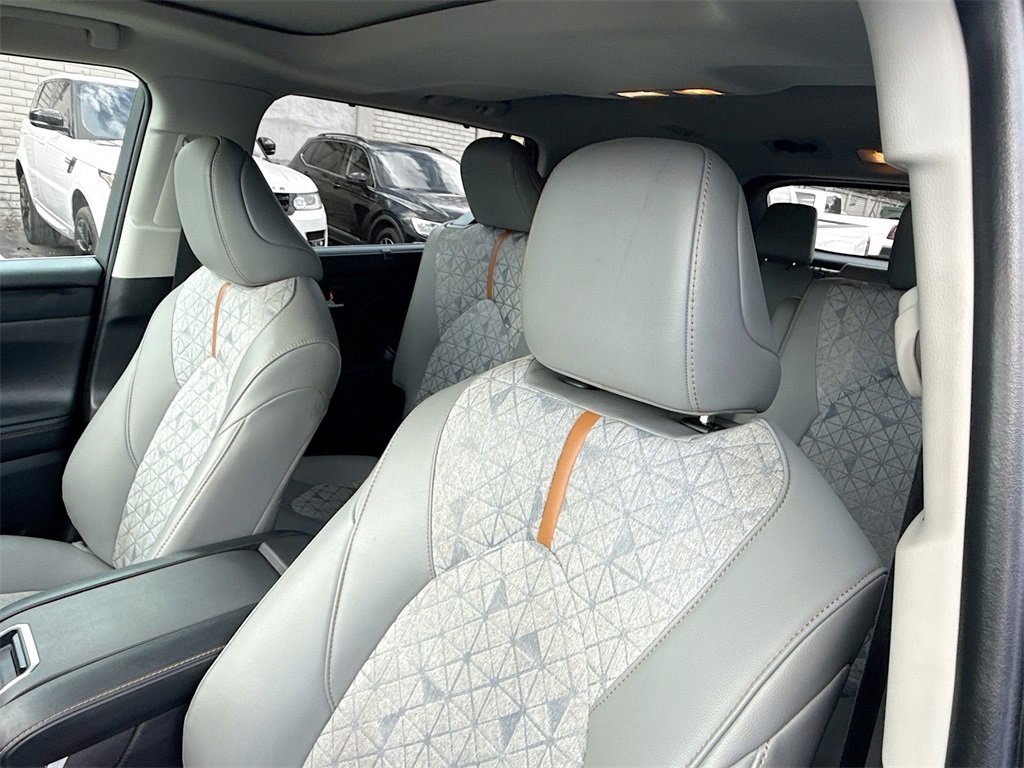 Used 2023 Toyota Highlander Bronze Edition image 21