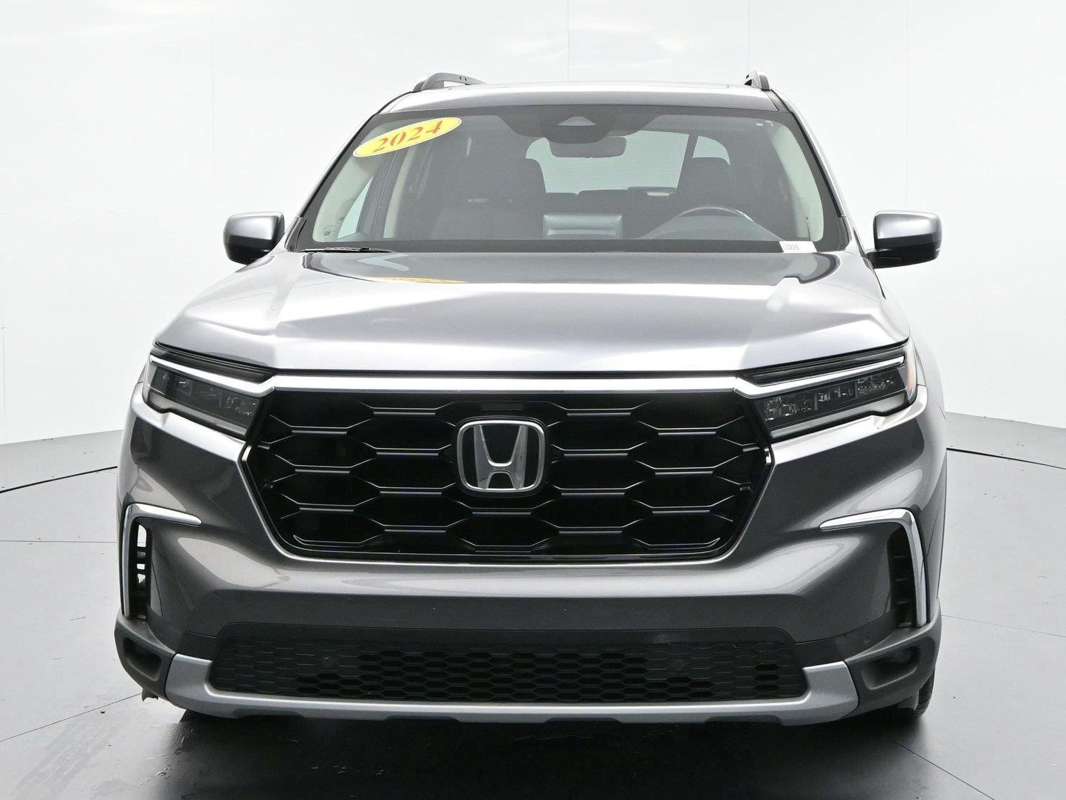 Used 2024 Honda Pilot Touring image 3