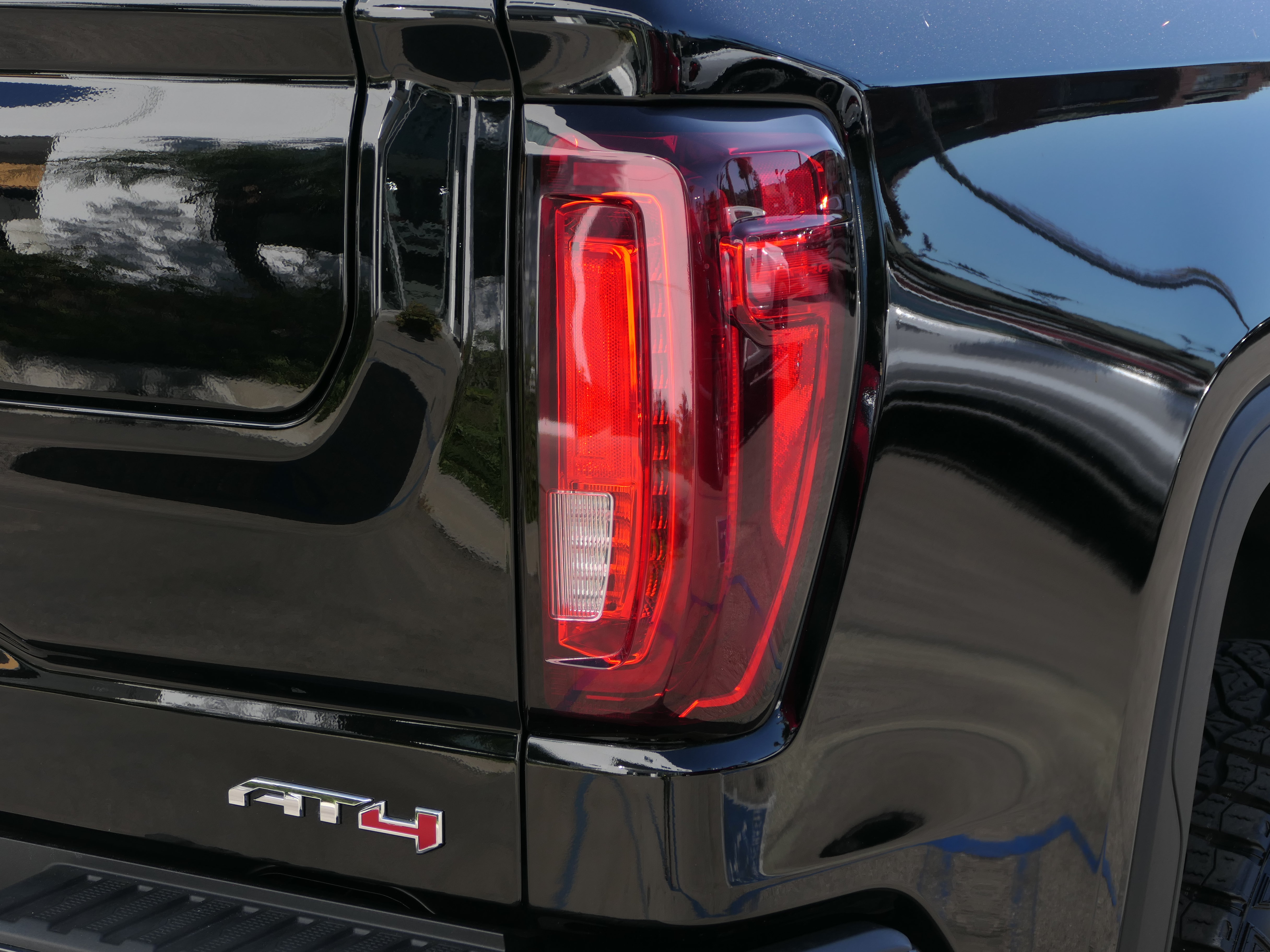 Used 2023 GMC Sierra 1500 AT4 w/ AT4 Premium Package AWD/4WD image 7
