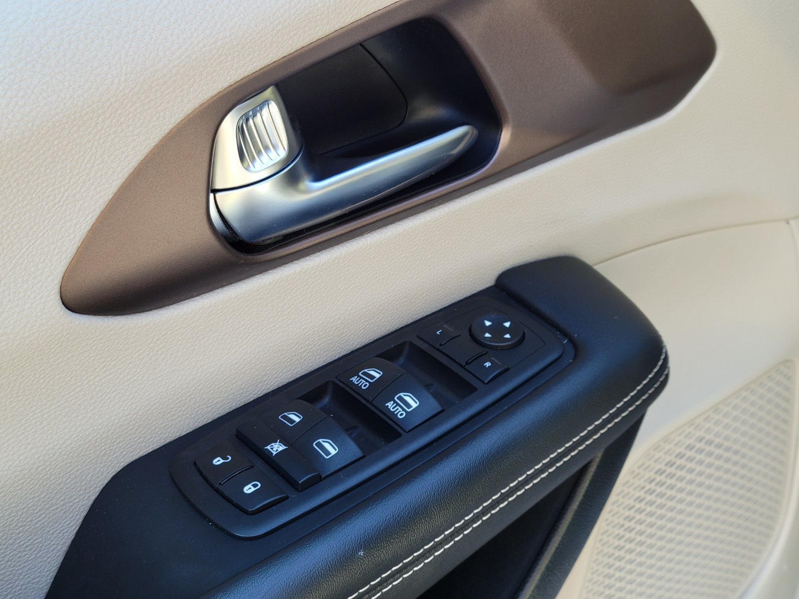 Used 2024 Chrysler Voyager LX FWD image 8