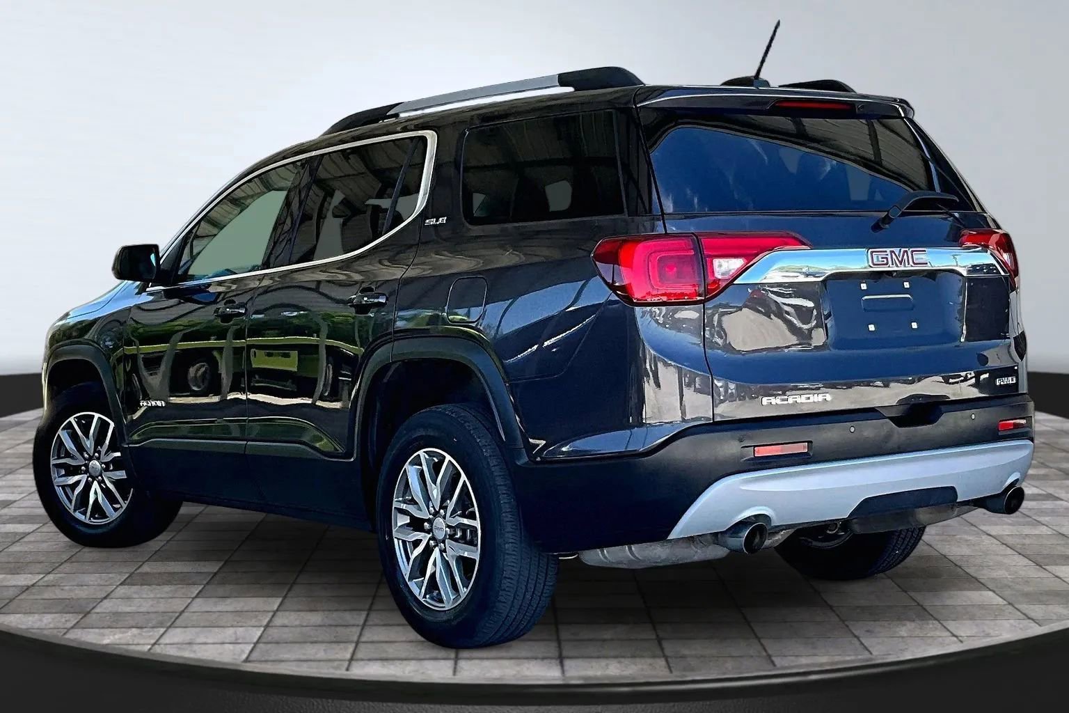 Used 2019 GMC Acadia SLE w/ Driver Alert Package I AWD/4WD image 4