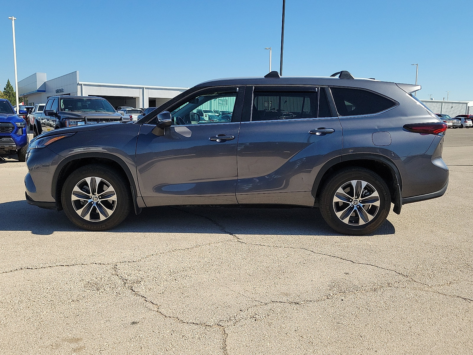 Used 2024 Toyota Highlander XLE AWD/4WD image 2