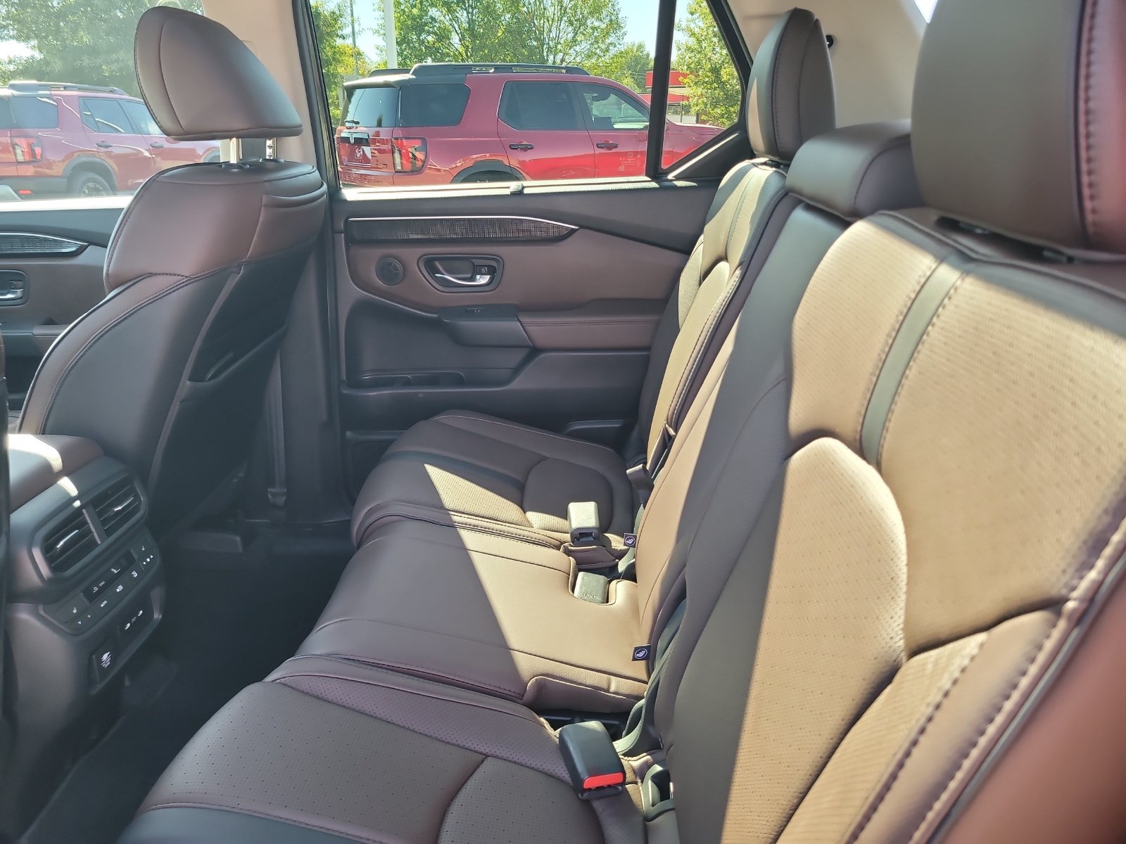 Used 2025 Honda Pilot Elite image 24