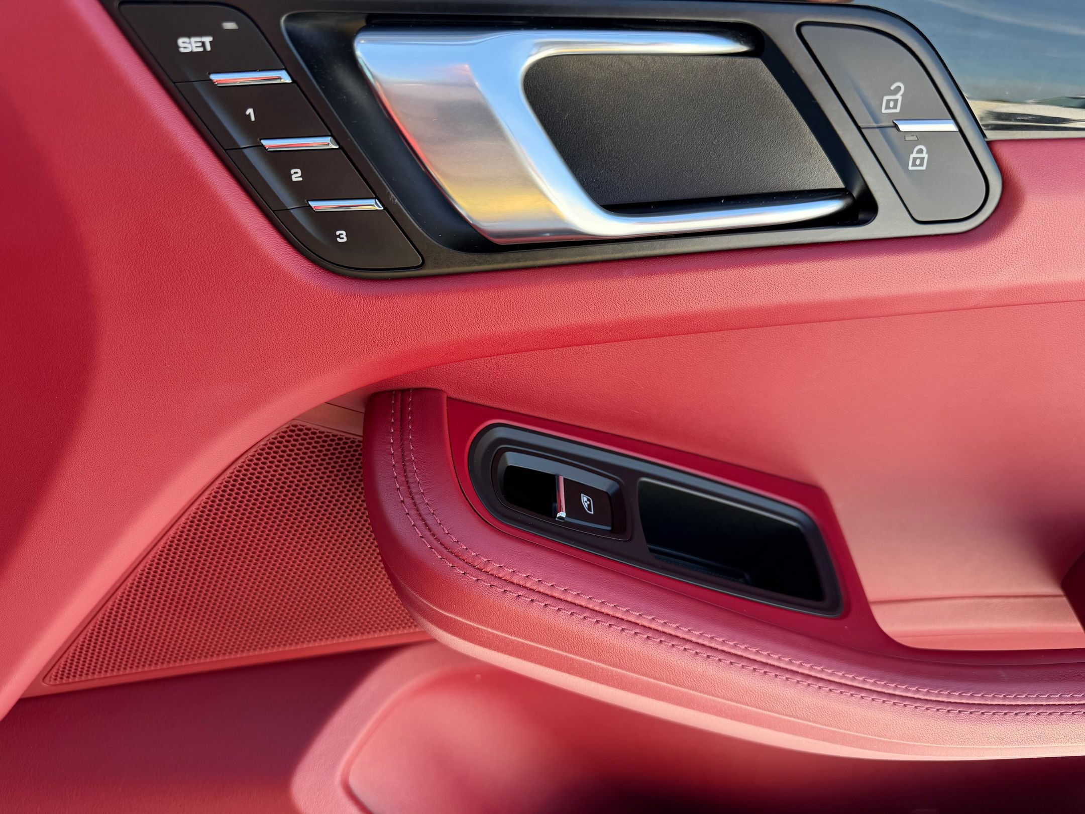 Certified 2023 Porsche Macan AWD/4WD image 12