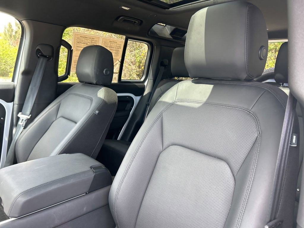 Used 2025 Land Rover Defender 110 S image 21