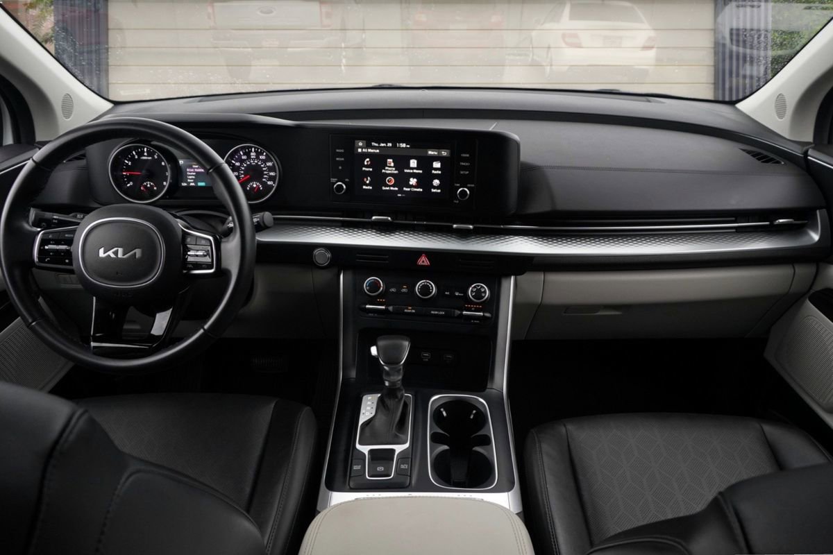 Used 2024 Kia Carnival LX FWD image 20